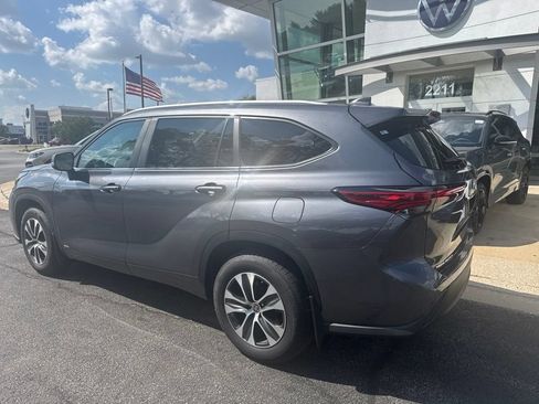 Used 2023 Toyota Highlander XLE AWD/4WD image 4