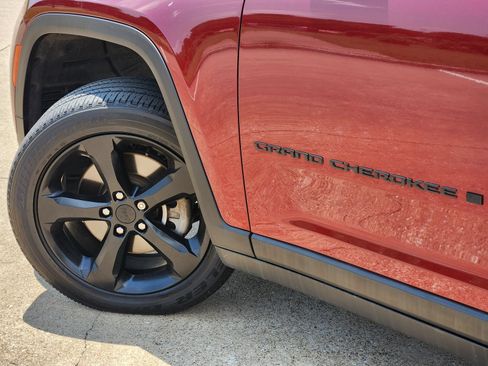 Used 2023 Jeep Grand Cherokee L Laredo AWD/4WD image 17