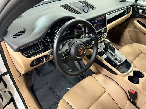 Certified 2023 Porsche Macan image 4