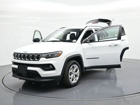 Used 2024 Jeep Compass Latitude AWD/4WD image 31