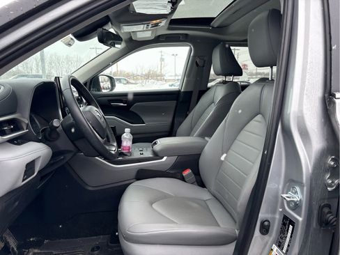 Used 2024 Toyota Highlander XLE image 6