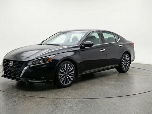 Used 2025 Nissan Altima 2.5 SV image 3