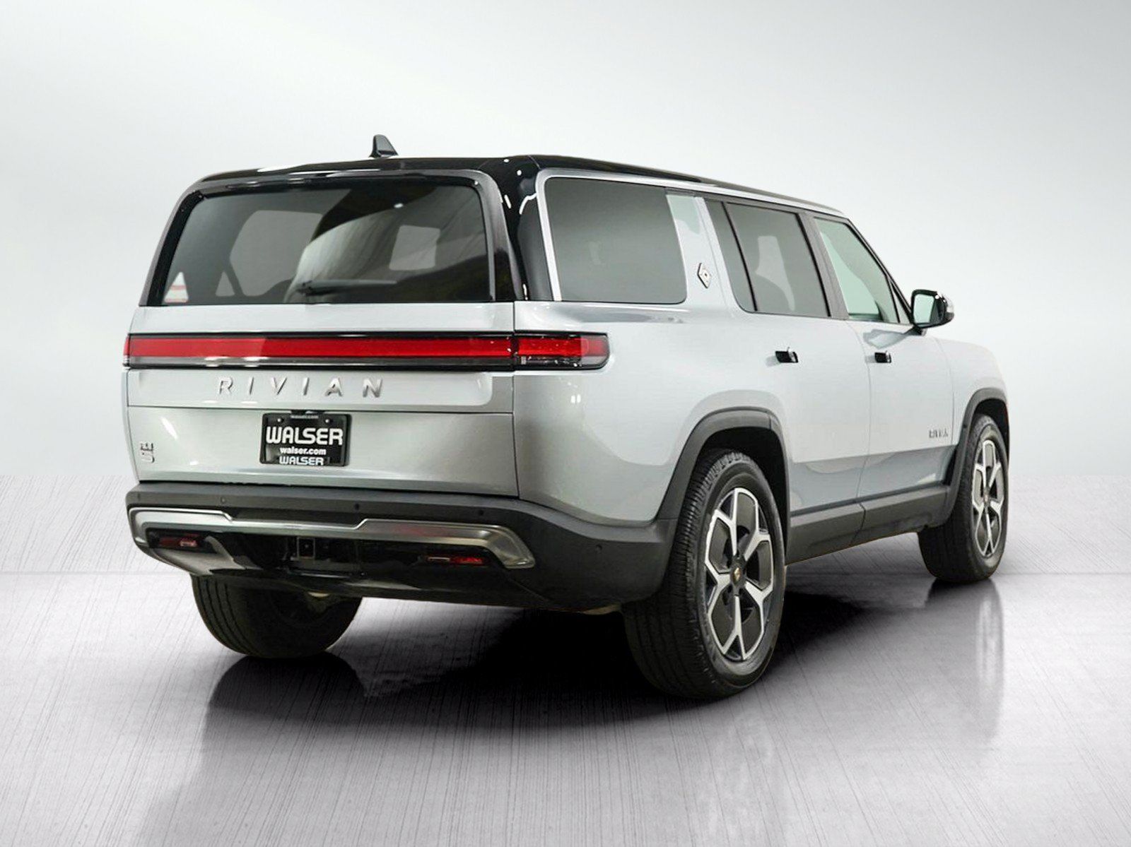 Used 2024 Rivian R1S Adventure Dual AWD/4WD image 5