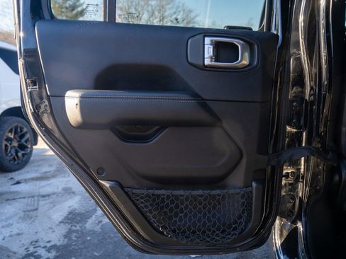 Used 2018 Jeep Wrangler Unlimited Sahara image 14