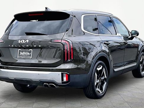 Used 2024 Kia Telluride EX w/ EX Captain's Chair Package FWD image 2