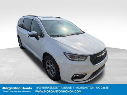 Used 2023 Chrysler Pacifica Limited w/ Uconnect Theater Family Group