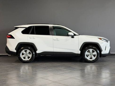 Used 2019 Toyota RAV4 XLE AWD/4WD image 4