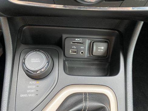 Used 2016 Jeep Cherokee Latitude w/ Cold Weather Group AWD/4WD image 30