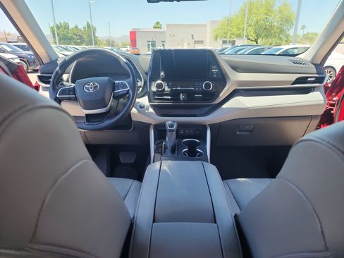 Used 2023 Toyota Highlander XLE FWD image 20