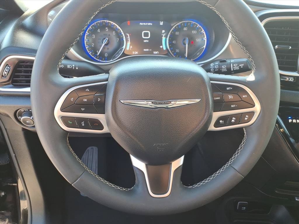 Used 2025 Chrysler Pacifica Select FWD image 23