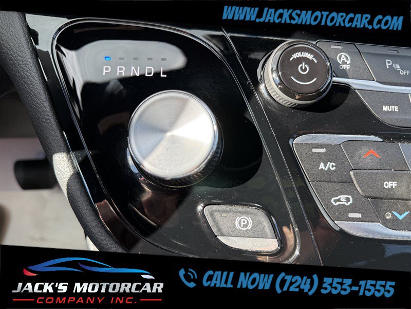 Used 2027 Chrysler Pacifica Limited FWD image 36