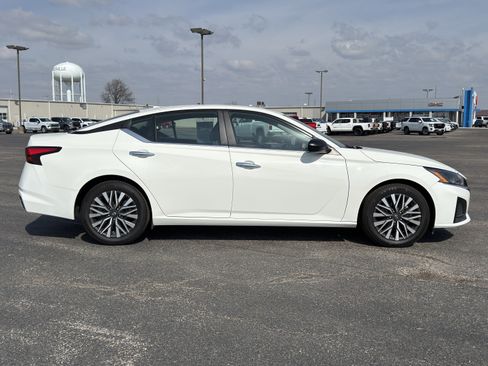 Used 2025 Nissan Altima 2.5 SV image 2