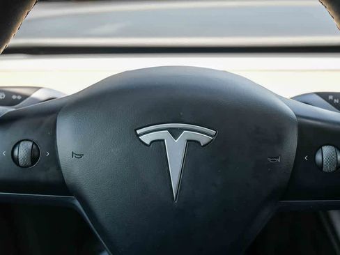 Used 2022 Tesla Model Y Long Range AWD/4WD image 23