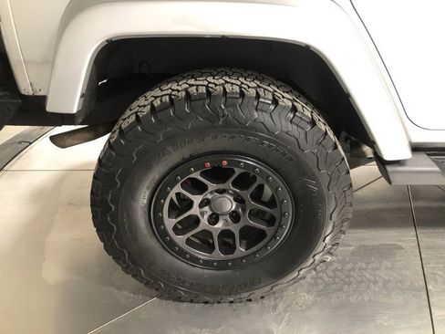 Used 2012 Jeep Wrangler Unlimited Sahara image 9