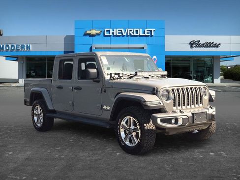Used 2023 Jeep Gladiator Overland AWD/4WD image 7
