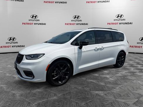 Used 2025 Chrysler Pacifica Limited FWD image 7