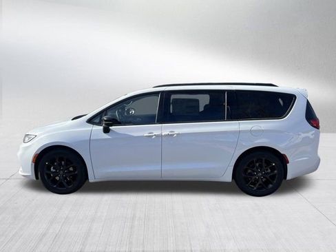 New 2026 Chrysler Pacifica Limited image 8