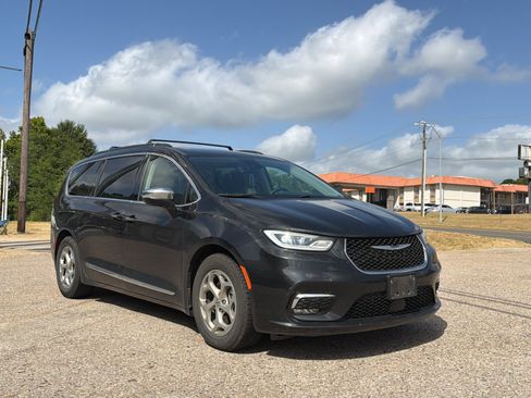 Used 2023 Chrysler Pacifica Limited FWD image 8