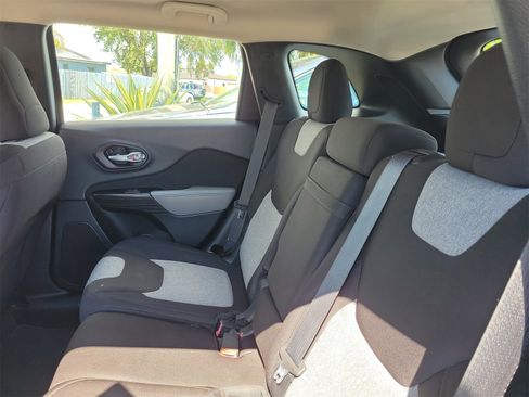 Used 2014 Jeep Cherokee Sport image 12