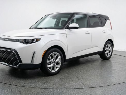 Used 2025 Kia Soul LX w/ LX Technology Package image 3