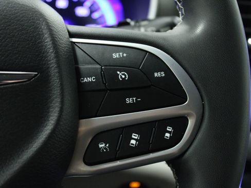 Used 2023 Chrysler Pacifica Touring-L FWD image 22