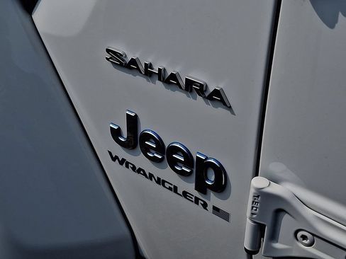 Used 2024 Jeep Wrangler Unlimited Sahara AWD/4WD image 11