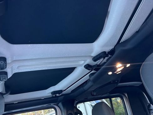 Used 2020 Jeep Gladiator Overland image 25