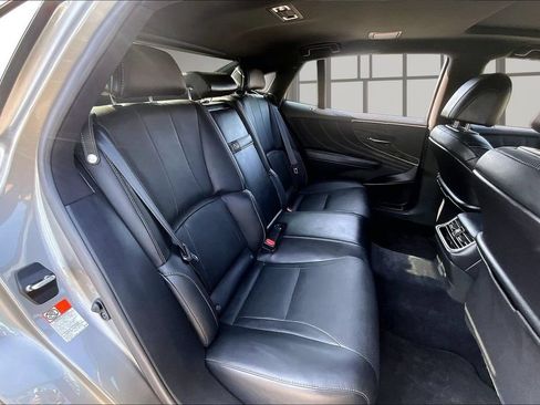 Used 2022 Lexus LS 500 w/ Accessory Package (Z2) RWD image 24