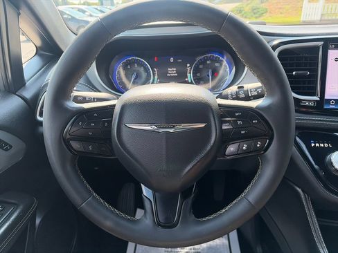Used 2025 Chrysler Pacifica Limited FWD image 15