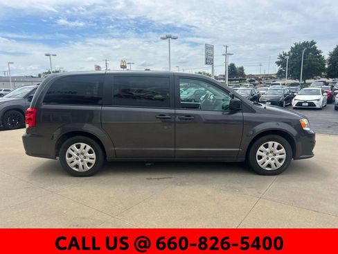 Used 2019 Dodge Grand Caravan SE w/ UConnect Hands-Free Group FWD image 4