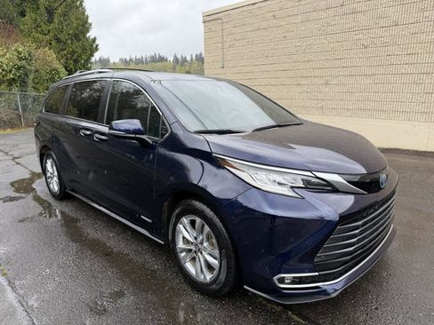 Used 2021 Toyota Sienna Limited image 3