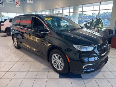 Used 2025 Chrysler Pacifica Select