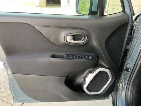 Used 2018 Jeep Renegade Latitude w/ Cold Weather Group AWD/4WD image 21