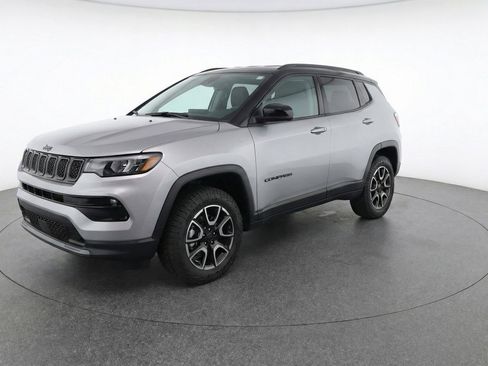 Used 2025 Jeep Compass Trailhawk AWD/4WD image 3