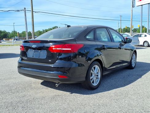 Used 2017 Ford Focus SE w/ Cold Weather Package FWD image 7