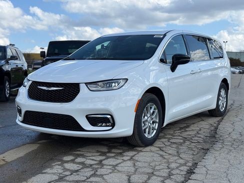 New 2026 Chrysler Pacifica Select image 2