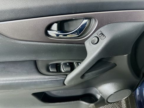 Used 2016 Nissan Rogue SV w/ SV Moonroof Package FWD image 15