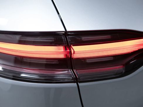 Certified 2026 Porsche Macan AWD/4WD image 18