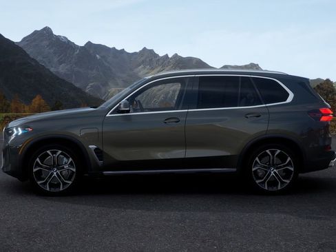 New 2026 BMW X5 xDrive50e w/ Climate Comfort Package image 4