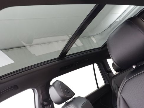 Used 2022 Volkswagen Tiguan SE R-Line image 13