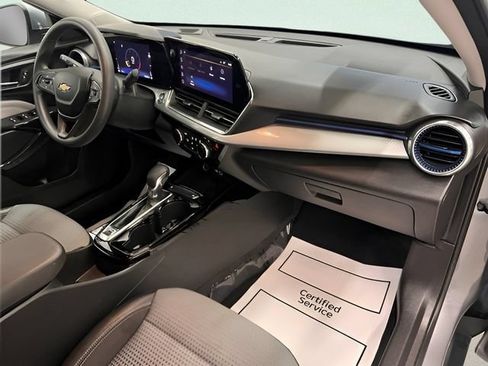 Certified 2025 Chevrolet Trax LT FWD image 14