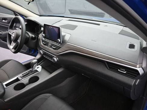 Used 2025 Nissan Altima 2.5 SV image 16