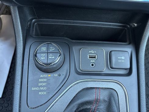 Used 2022 Jeep Cherokee Trailhawk w/ Comfort/Convenience Group AWD/4WD image 5