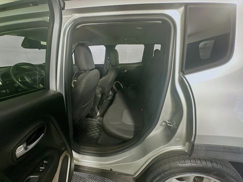 Used 2016 Jeep Renegade Latitude FWD image 27