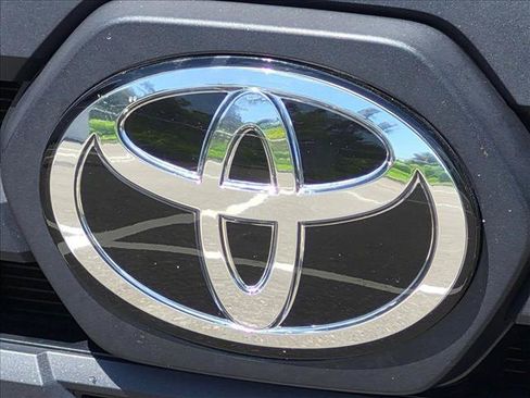 Used 2018 Toyota Tacoma SR5 RWD image 16