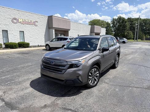 Used 2025 Subaru Forester Touring w/ Popular Package - Touring AWD/4WD image 2