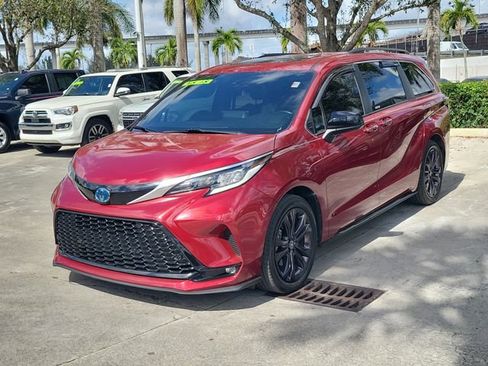 Used 2022 Toyota Sienna XSE image 2