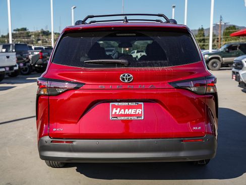 New 2026 Toyota Sienna XLE image 10