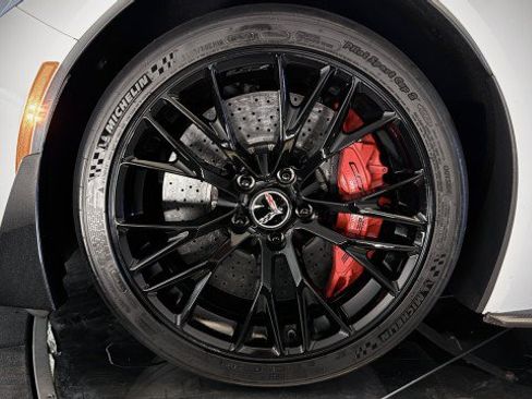 Used 2015 Chevrolet Corvette Z06 w/ 3LZ Preferred Equipment Group RWD image 31