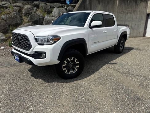 Used 2022 Toyota Tacoma TRD Off-Road w/ Technology Package AWD/4WD image 2
